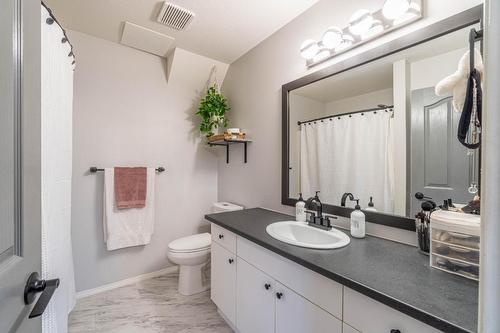 16-2655 Westsyde Road, Kamloops, BC - Indoor Photo Showing Bathroom