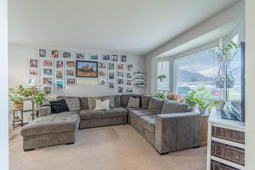 16-2655 Westsyde Road, Kamloops, BC - Indoor Photo Showing Living Room