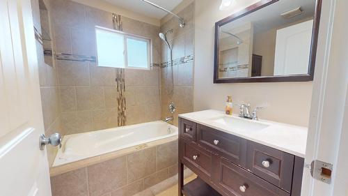 871 305Th Street, Kimberley, BC - Indoor Photo Showing Bathroom