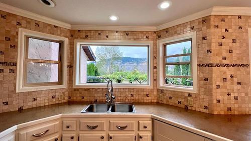 1973 Tranquille Road, Kamloops, BC - Indoor Photo Showing Kitchen With Double Sink