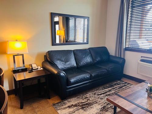 822C-800 Bighorn Boulevard, Radium Hot Springs, BC - Indoor Photo Showing Living Room