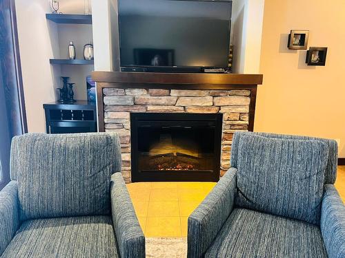 822C-800 Bighorn Boulevard, Radium Hot Springs, BC - Indoor Photo Showing Living Room With Fireplace