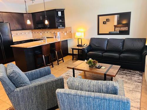 822C-800 Bighorn Boulevard, Radium Hot Springs, BC - Indoor Photo Showing Living Room