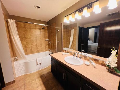 822C-800 Bighorn Boulevard, Radium Hot Springs, BC - Indoor Photo Showing Bathroom