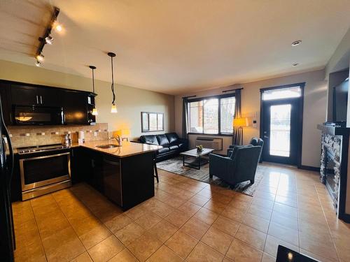 822C-800 Bighorn Boulevard, Radium Hot Springs, BC - Indoor Photo Showing Kitchen