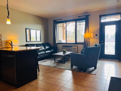 822C-800 Bighorn Boulevard, Radium Hot Springs, BC - Indoor Photo Showing Living Room