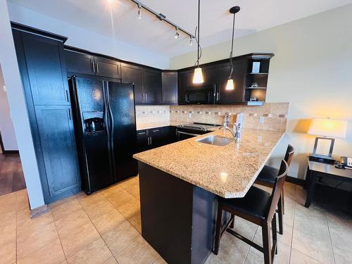 822C-800 Bighorn Boulevard, Radium Hot Springs, BC - Indoor Photo Showing Kitchen