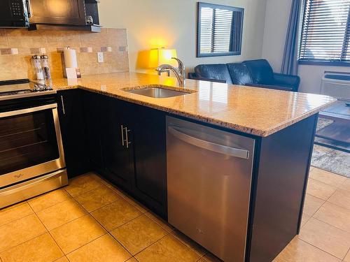 822C-800 Bighorn Boulevard, Radium Hot Springs, BC - Indoor Photo Showing Kitchen With Upgraded Kitchen