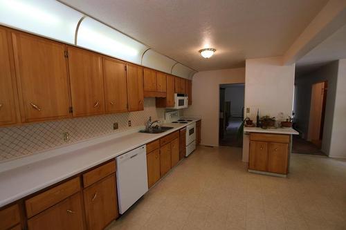 217 6Th Street, Nakusp, BC - Indoor Photo Showing Kitchen With Double Sink