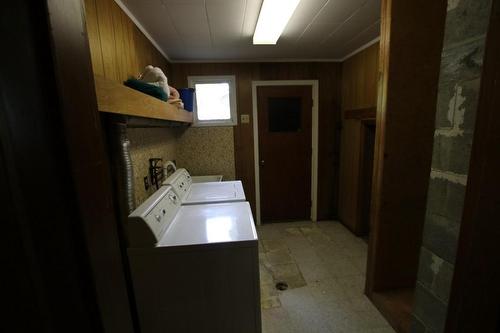 217 6Th Street, Nakusp, BC - Indoor Photo Showing Laundry Room