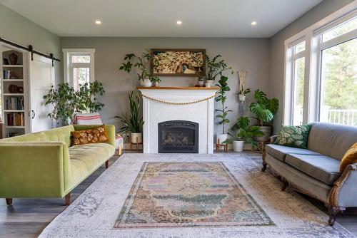 6040 Parnaby Road, Cranbrook, BC - Indoor Photo Showing Living Room With Fireplace