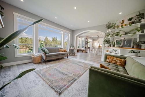 6040 Parnaby Road, Cranbrook, BC - Indoor Photo Showing Living Room