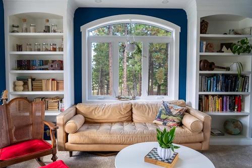 6040 Parnaby Road, Cranbrook, BC - Indoor Photo Showing Living Room