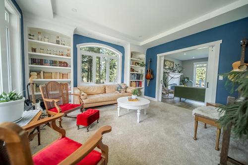 6040 Parnaby Road, Cranbrook, BC - Indoor Photo Showing Living Room