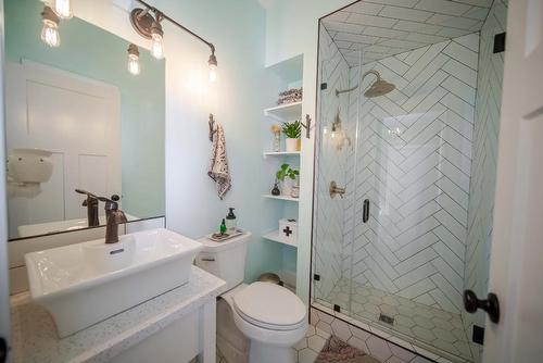 6040 Parnaby Road, Cranbrook, BC - Indoor Photo Showing Bathroom