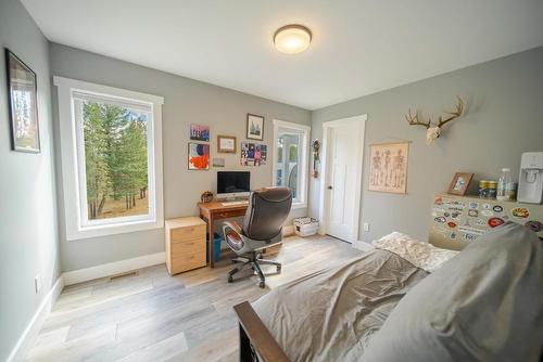 6040 Parnaby Road, Cranbrook, BC - Indoor Photo Showing Bedroom