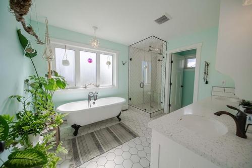 6040 Parnaby Road, Cranbrook, BC - Indoor Photo Showing Bathroom