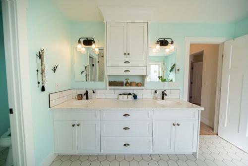 6040 Parnaby Road, Cranbrook, BC - Indoor Photo Showing Bathroom