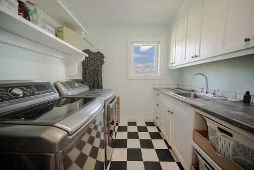 6040 Parnaby Road, Cranbrook, BC - Indoor Photo Showing Laundry Room