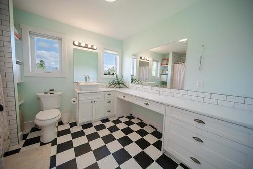 6040 Parnaby Road, Cranbrook, BC - Indoor Photo Showing Bathroom