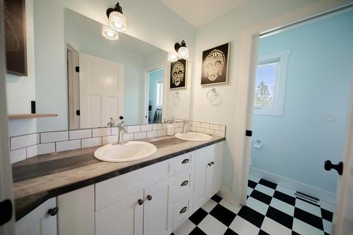 6040 Parnaby Road, Cranbrook, BC - Indoor Photo Showing Bathroom