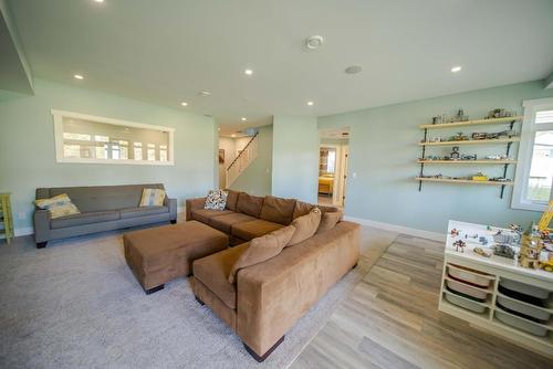 6040 Parnaby Road, Cranbrook, BC - Indoor Photo Showing Living Room