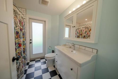 6040 Parnaby Road, Cranbrook, BC - Indoor Photo Showing Bathroom