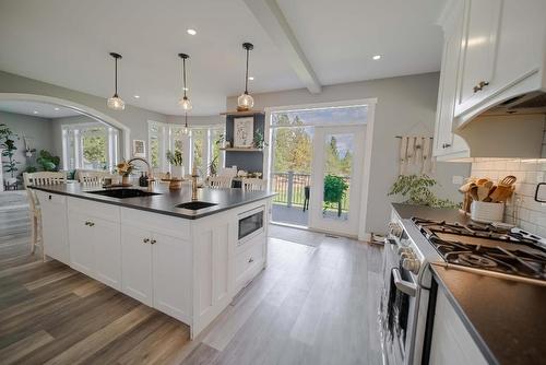 6040 Parnaby Road, Cranbrook, BC - Indoor Photo Showing Kitchen With Upgraded Kitchen