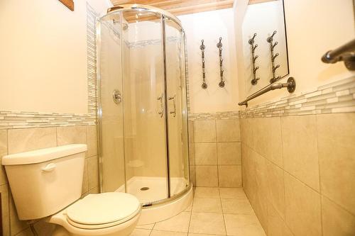 4598 Cedar Hill Road, Falkland, BC - Indoor Photo Showing Bathroom