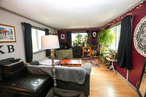 4598 Cedar Hill Road, Falkland, BC - Indoor Photo Showing Living Room