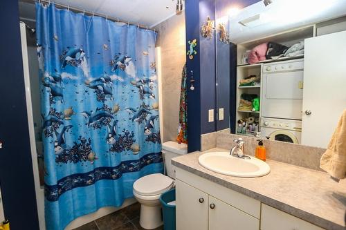 4598 Cedar Hill Road, Falkland, BC - Indoor Photo Showing Bathroom