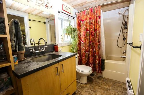 4598 Cedar Hill Road, Falkland, BC - Indoor Photo Showing Bathroom