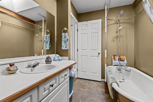 412 Sumac Road, Tappen, BC - Indoor Photo Showing Bathroom