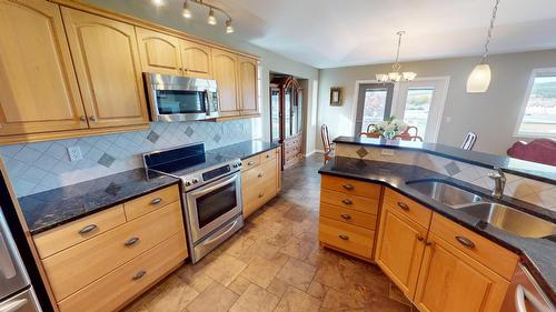 27-1401 30Th  N Avenue, Cranbrook, BC - Indoor Photo Showing Kitchen With Double Sink