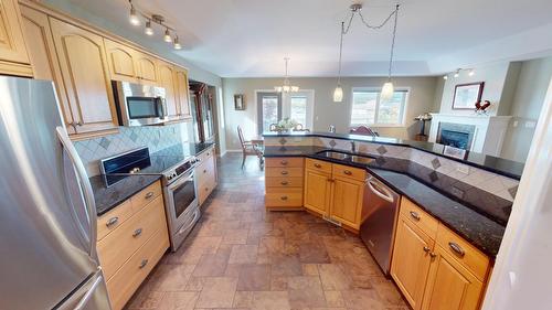 27-1401 30Th  N Avenue, Cranbrook, BC - Indoor Photo Showing Kitchen With Double Sink