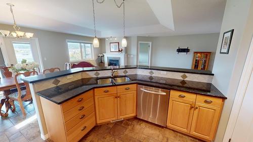 27-1401 30Th  N Avenue, Cranbrook, BC - Indoor Photo Showing Kitchen With Double Sink