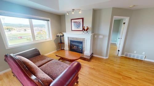 27-1401 30Th  N Avenue, Cranbrook, BC - Indoor Photo Showing Living Room With Fireplace