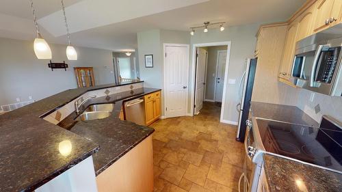 27-1401 30Th  N Avenue, Cranbrook, BC - Indoor Photo Showing Kitchen With Double Sink