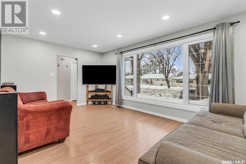 1705 Louise Avenue, Saskatoon, SK - Indoor Photo Showing Living Room