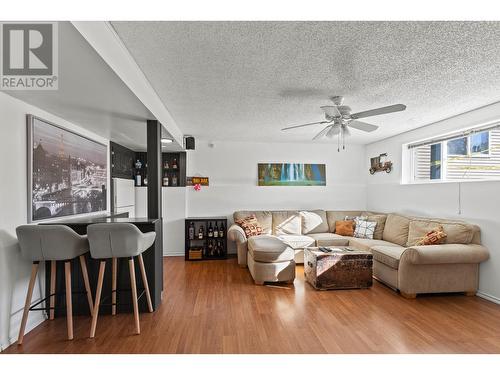 310 Pearson Road, Kelowna, BC - Indoor Photo Showing Living Room