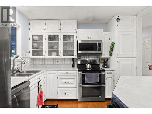 310 Pearson Road, Kelowna, BC - Indoor Photo Showing Kitchen With Double Sink