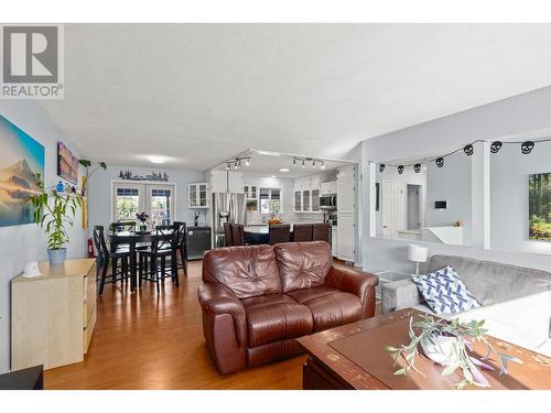 310 Pearson Road, Kelowna, BC - Indoor Photo Showing Living Room