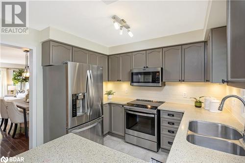 110 Pentland Road, Waterdown, ON - Indoor Photo Showing Kitchen With Double Sink With Upgraded Kitchen