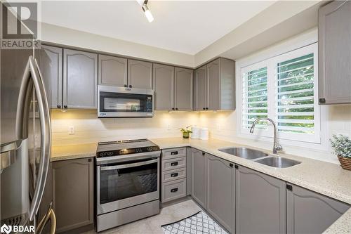 110 Pentland Road, Waterdown, ON - Indoor Photo Showing Kitchen With Double Sink With Upgraded Kitchen