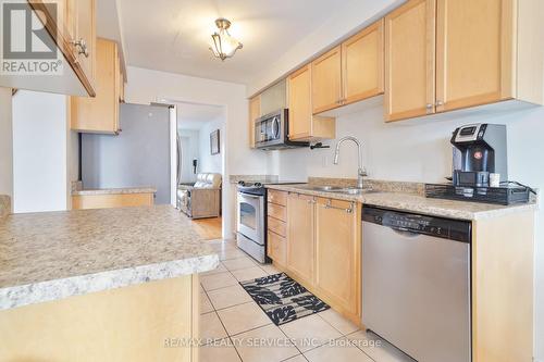 730 Horning Street, Mississauga, ON - Indoor Photo Showing Kitchen With Double Sink