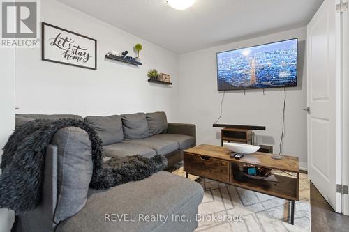 98 - 6705 Cropp Street, Niagara Falls, ON - Indoor Photo Showing Living Room