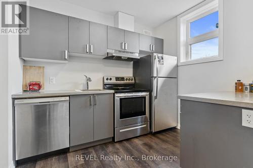 98 - 6705 Cropp Street, Niagara Falls, ON - Indoor Photo Showing Kitchen