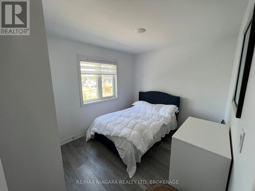 7 Upper - 8196 Mcleod Road, Niagara Falls (222 - Brown), ON - Indoor Photo Showing Bedroom