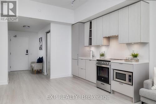 5806 - 3883 Quartz Road, Mississauga, ON - Indoor Photo Showing Kitchen