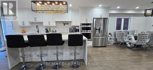 Main - 26 Elmpark Court, Richmond Hill, ON - Indoor Photo Showing Kitchen With Upgraded Kitchen